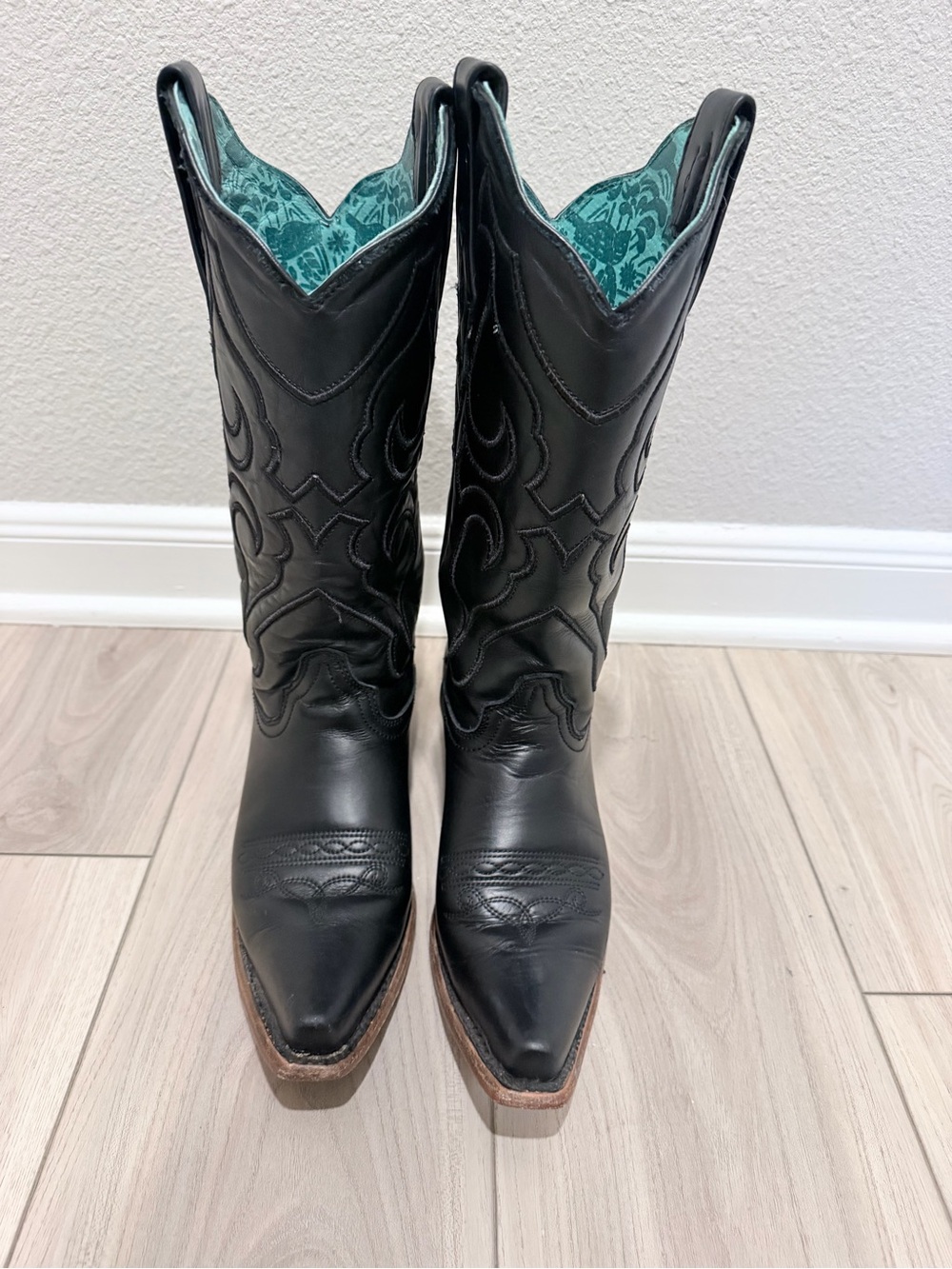 Corral  handcrafted western boots snip toe tall boots with embroidery design